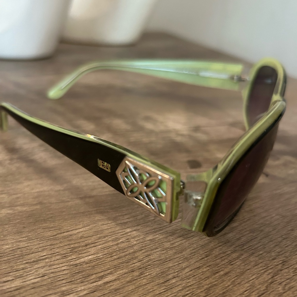 Elizabeth Arden Vintage (Black/green )sun glasses…large frame